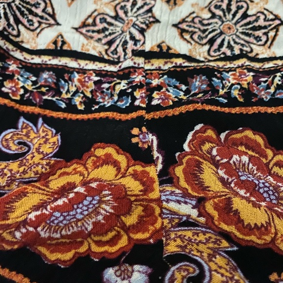 Size M romper, elastic waist , adjust spaghetti string straps. - Picture 5 of 10